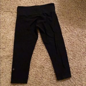 Lululemon wunder under Capri yoga pants.